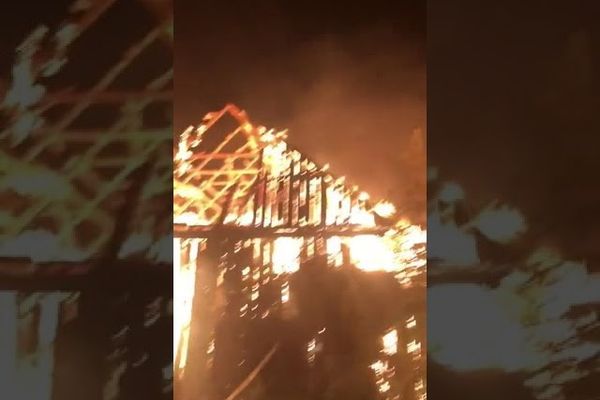 VIDEO Casă incendiată de o mână criminală, la Costișa. Pompierii au intervenit cu șapte autospeciale