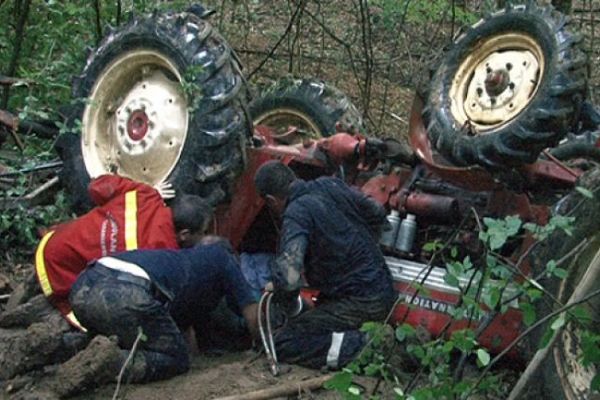 Sfârșit tragic. Un bărbat de 75 de ani a murit strivit de tractor