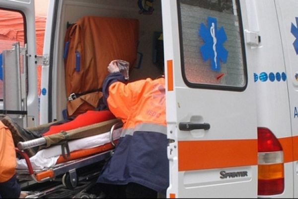Accident de muncă la Broșteni. Bărbat prins între o remorcă și o autoutilitară