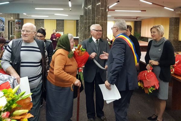 FOTO 26 de cupluri care au împlinit 50 de ani de căsătorie, sărbătorite la Primăria Suceava
