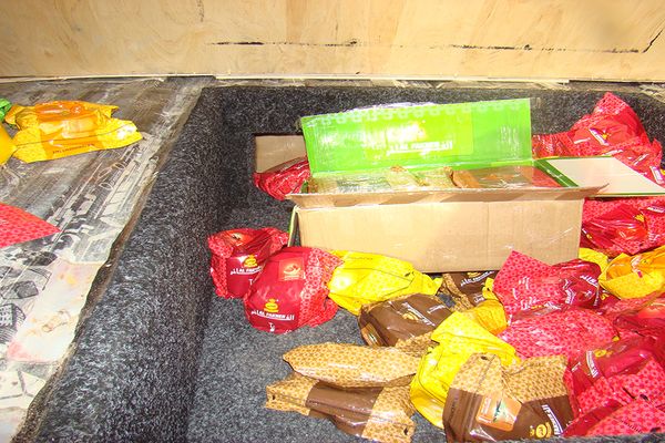 P.T.F. Siret. Peste 200 kg tutun pentru narghilea, descoperite ascunse într-un microbuz FOTO