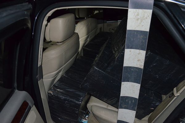 Autoturism cu țigări de contrabandă, abandonat după o urmărire în trafic FOTO