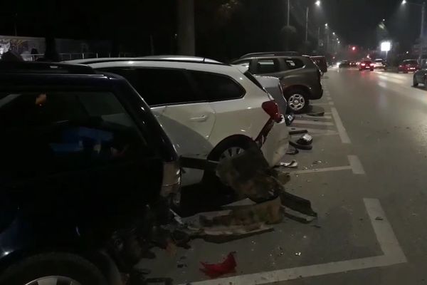 Un șofer beat a avariat trei mașini parcate și a fugit de la locul accidentului, în municipiul Suceava VIDEO