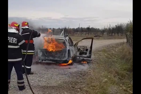 Un autoturism a luat foc în trafic pe raza localității Horodniceni VIDEO