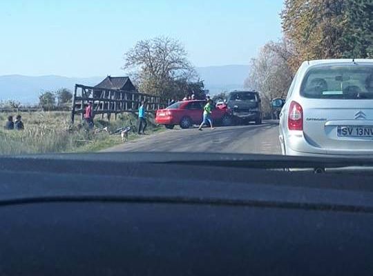 Coliziune din cauza vitezei, pe raza localității Volovăț. Un tânăr de 20 de ani a fost rănit FOTO