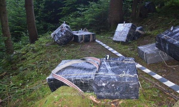 Izvoarele Sucevei. Zece colete cu țigări de aproape 120.000 lei abandonate de contrabandiști