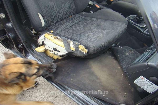 FOTO Țigări de contrabandă ascunse în pereții și podeaua mașinilor, în Vama Siret