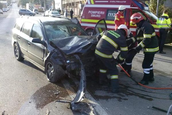 O persoană a rămas încarcerată în urma coliziunii dintre două autoturisme FOTO