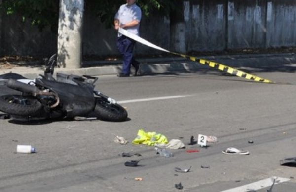 Un tânăr fără permis și-a pierdut viața după ce a intrat cu mopedul într-o căruță