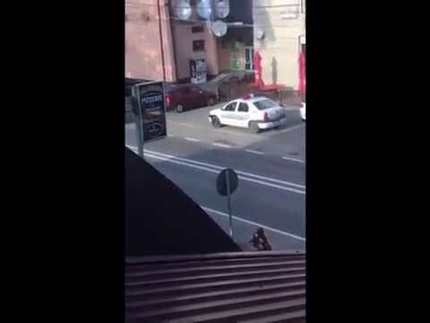 Autospeciale de poliție filmate în timp ce întorc pe linia dublă continuă VIDEO