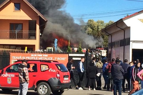 FOTO VIDEO Incendiu de proporții la un depozit de fier vechi din Suceava