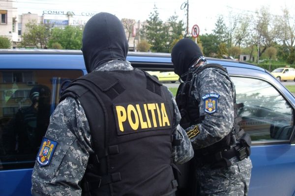 Bolnav psihic violent, imobilizat de mascați