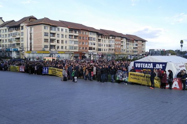 Parlamentari, primari și lideri religioși, la un miting pro-referendum în Suceava