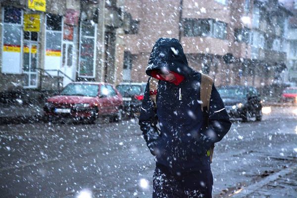 Ploaie cu gheață în municipiul Suceava, ninsoare la Vatra Dornei VIDEO