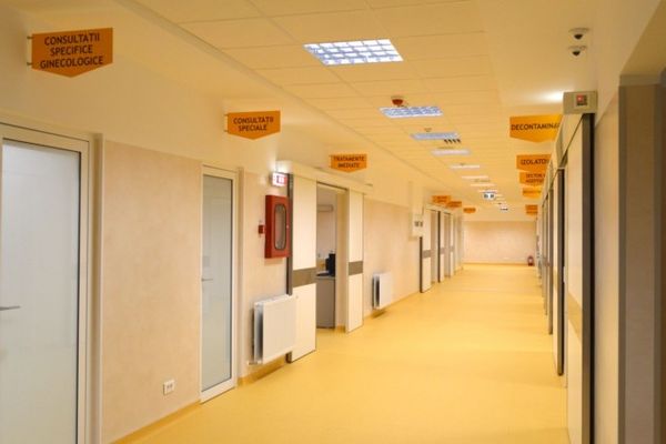 Un bătrân de 80 de ani căzut dintr-un copac, adus de urgență la spital