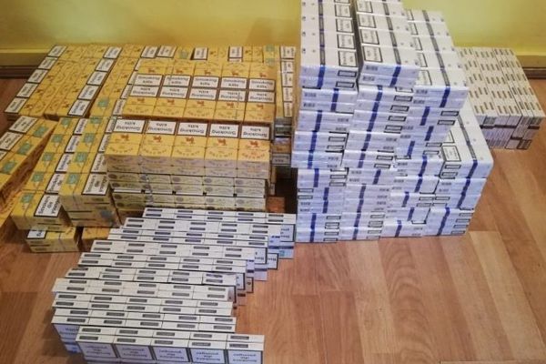 Pachete de țigări de contrabandă, ascunse în pereții unui microbuz FOTO