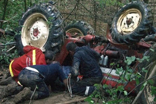 Tragedie la Gălănești. Un bărbat a murit după ce a fost prins sub un tractor