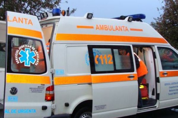 Marginea. Eleve lovite de o mașină pe trecerea de pietoni, în fața școlii