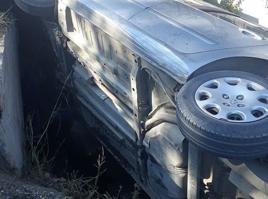 FOTO. Un șofer a plonjat cu mașina în șanț și s-a oprit într-un cap de pod, la Volovăț