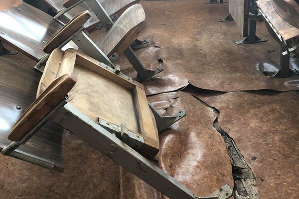 Un tânăr a ajuns cu mașina într-un stâlp în timp ce era urmărit de polițiști FOTO