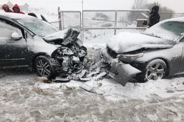 Iarna a început la Suceava cu accidente și blocaje în trafic FOTO