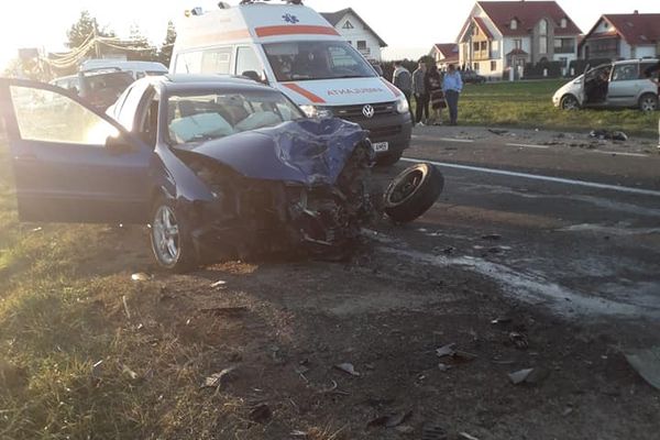 Trei persoane au fost rănite, după o depășire neregulamentară FOTO