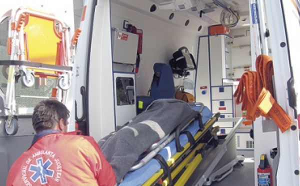 Un bărbat a ajuns în stare gravă la spital după ce a căzut de pe o schelă, în timp ce executa lucrări de reabilitare la o biserică