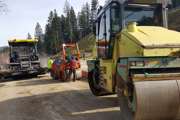 Lucrări de asfaltare pe drumul ce duce la pârtia de schi de pe Rarău FOTO