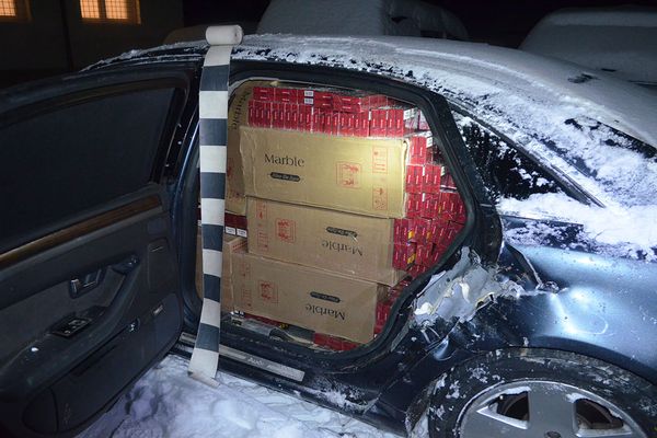 FOTO Bolid burdușit cu țigări de contrabandă, abandonat pe marginea drumului
