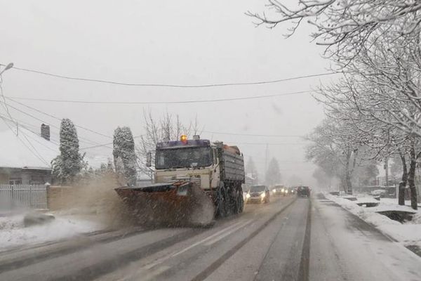 Ninge în județul Suceava. Drumarii au intervenit cu utilaje și sare