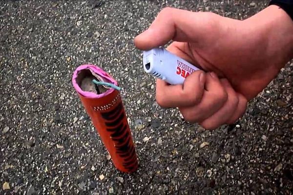 Unui tănăr i-a explodat o petardă în mână