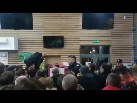 VIDEO Scandal la Aeroport! Jandarmii, chemați să calmeze pasagerii nemulțumiți de anularea zborurilor