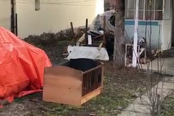 Un bebeluș a murit ars de viu la Vatra Dornei, de la jarul pus în pătuț de fratele de doi ani