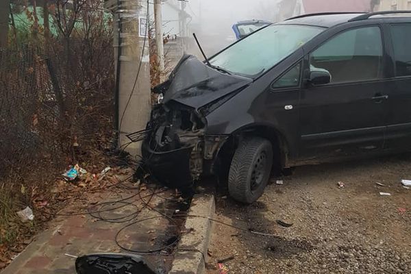 O mașină a intrat într-un stâlp, pe raza municipiului Rădăuți FOTO