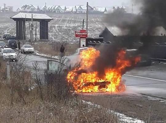 Un autoturism a luat foc în trafic, la Moara FOTO