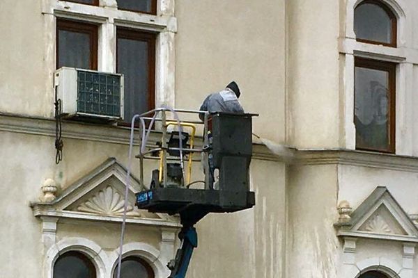 Cum distruge Dorel fațada unui monument istoric: O spală cu apă sub presiune, iar tencuiala se poate crăpa din cauza înghețului