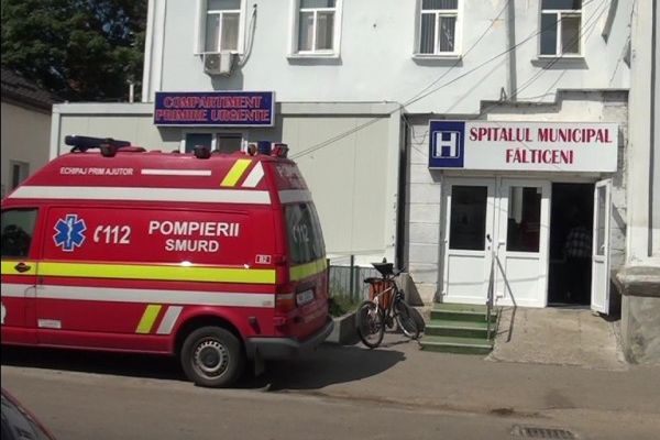 Un șofer a intrat cu mașina în gard din cauza vitezei