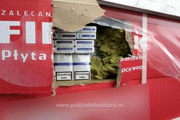 Mii de baxuri cu țigări de contrabandă, ascunse în două tiruri FOTO