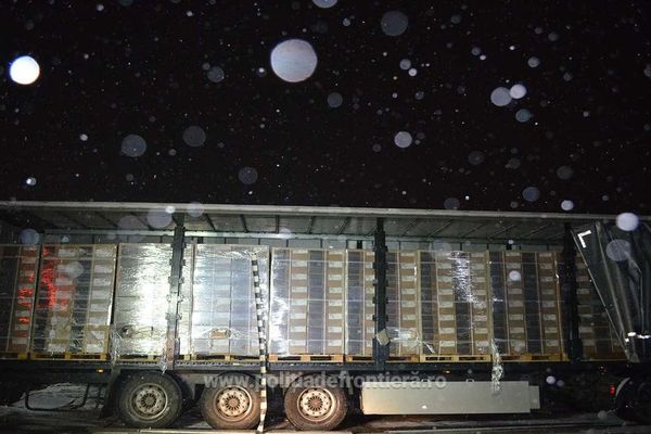 Șoferii celor două tiruri pline cu un milion de pachete cu țigări au fost arestați preventiv FOTO
