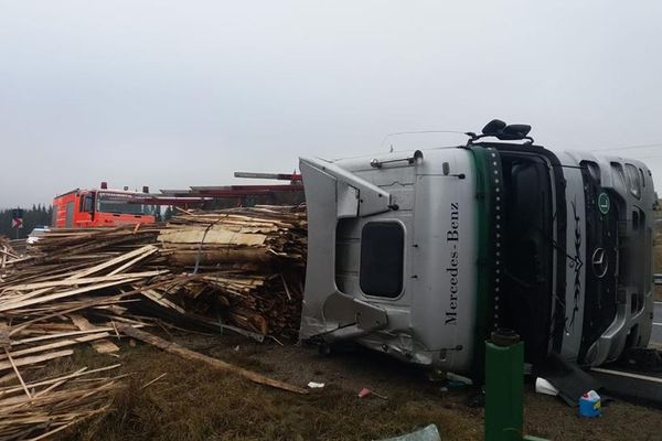 Șofer rănit, după ce s-a răsturnat cu tirul FOTO