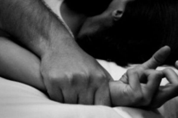 Un individ a fost arestat după ce a violat pe marginea drumului o femeie