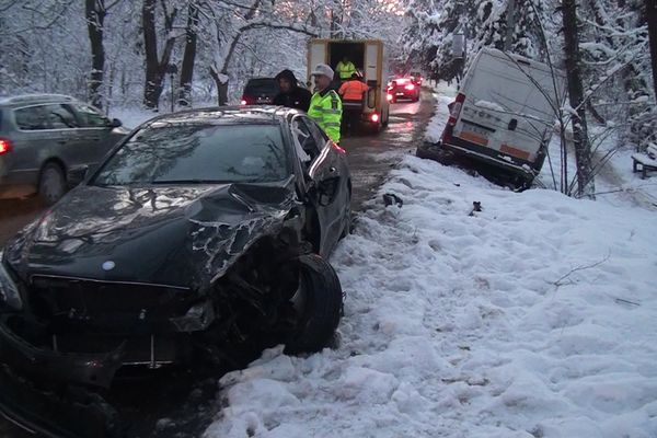 Accident la ieșire din Suceava spre Ipotești. Trei autovehicule au fost avariate FOTO