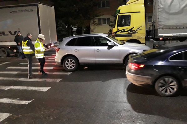 O femeie a fost lovită pe trecerea de pietoni de un șofer băut FOTO