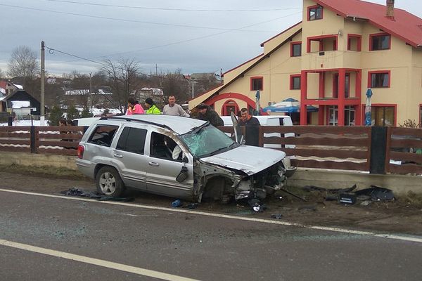 Tânără rănită după ce mașina în care se afla s-a izbit de un gard FOTO
