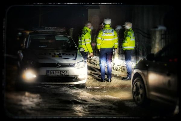 Șofer beat și fără permis prins la volanul unei mașini cu numere false, reținut în arestul IPJ Suceava