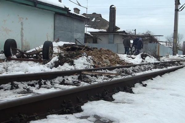 O persoană a ajuns la spital după ce căruța în care se afla a fost acroșată de un tren FOTO