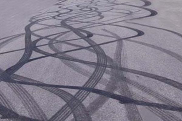 Drifturi pe o stradă din municipiul Câmpulung Moldovenesc. Un tânăr s-a ales cu dosar penal