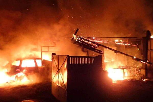 Un autoturism a luat foc într-un garaj din localitatea Sfântu Ilie