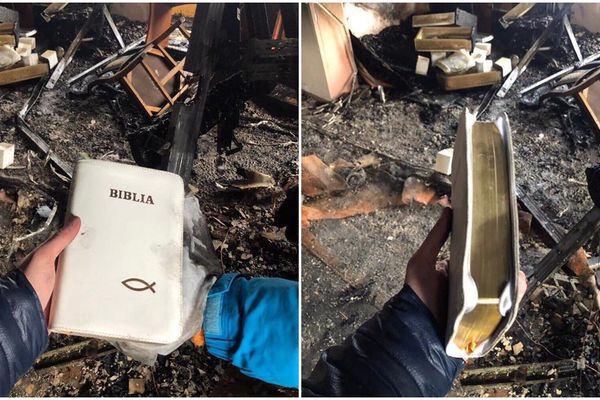 FOTO VIDEO O Biblie a rămas neatinsă de flăcări în mijlocul unei case distrusă de incendiu, la Vicovu de Sus