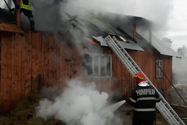Gospodărie din Panaci, cuprinsă de un incendiu din cauza unui scurtcircuit FOTO